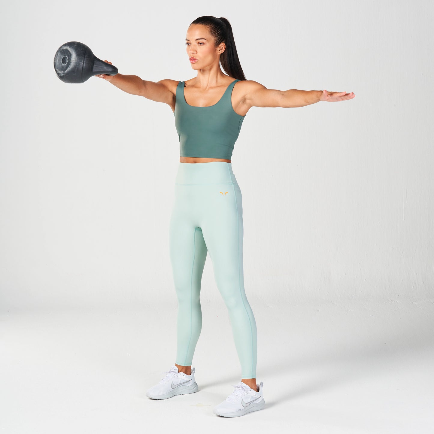 بلوزة بيرفورمانس برامي - أخضر غامق