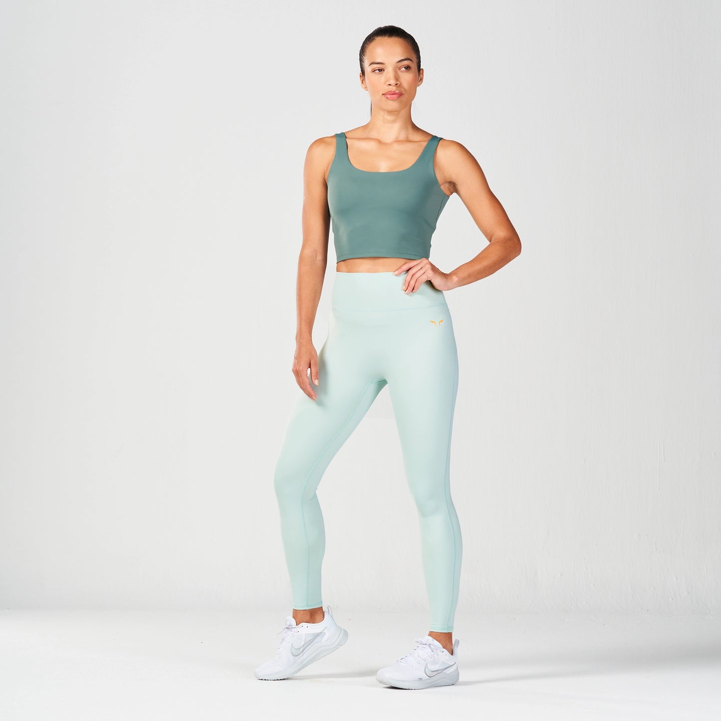 بلوزة بيرفورمانس برامي - أخضر غامق