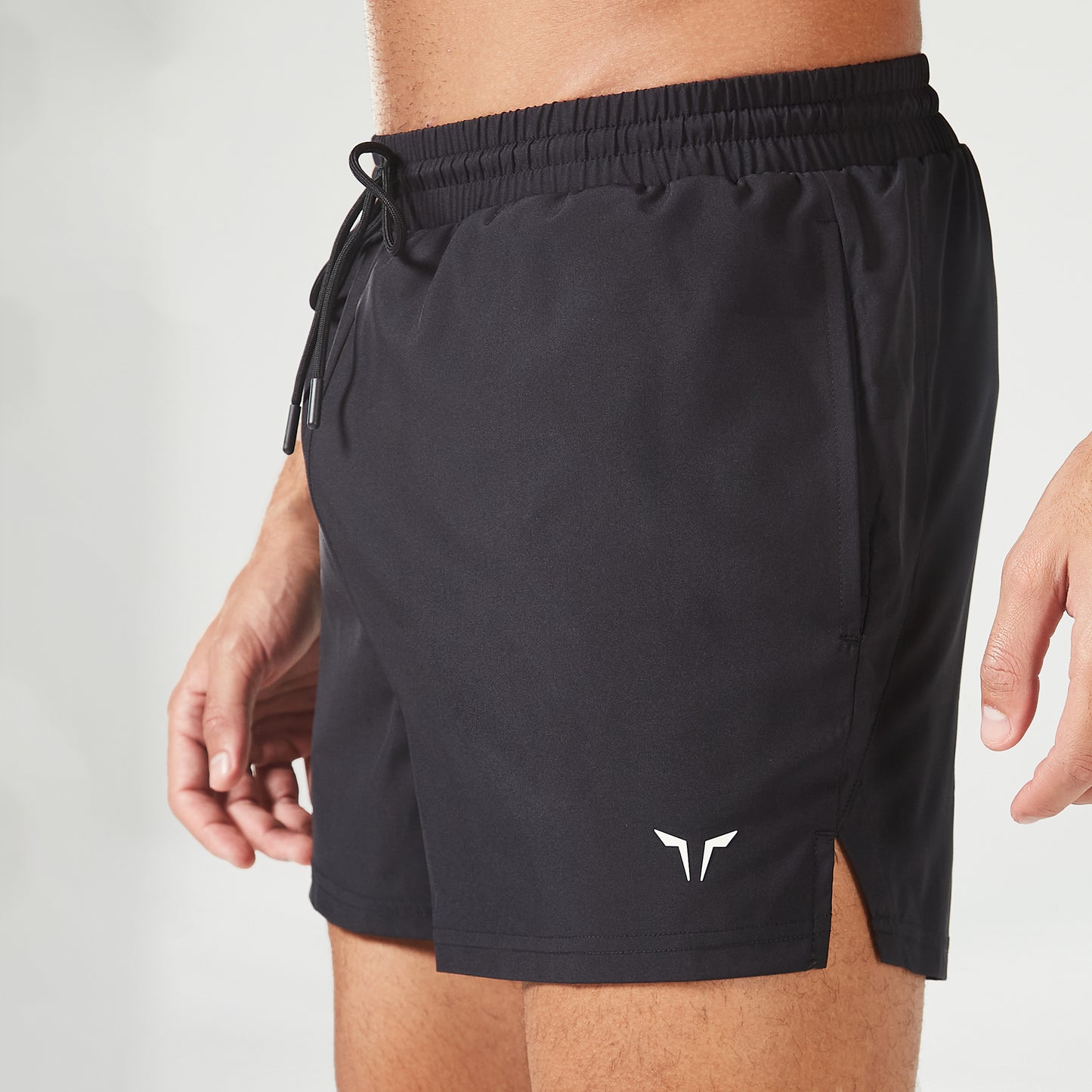  ايسينشال شورت "3 - أسود