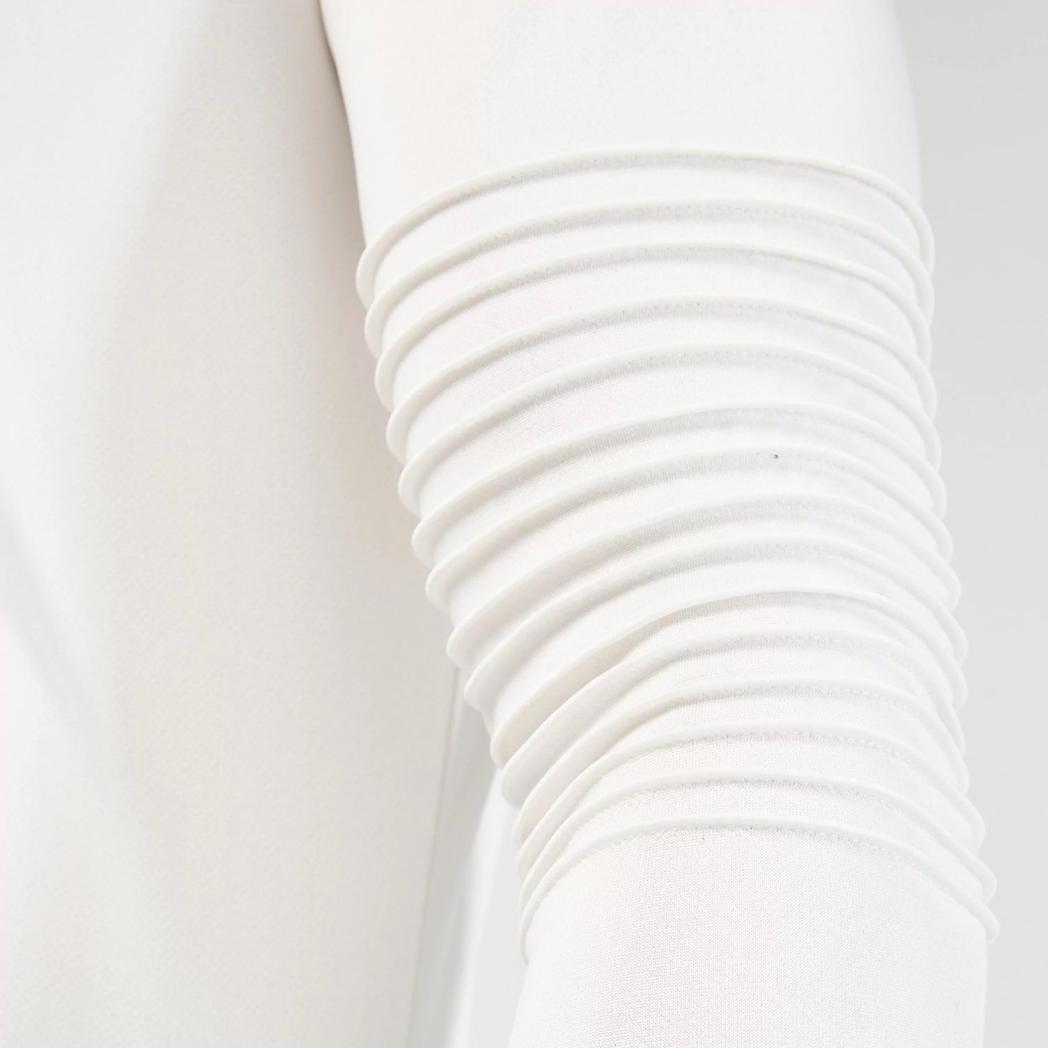 squatwolf-gym-wear-essential-agility-long-sleeves-tee-pearl-white-workout-shirts-for-men