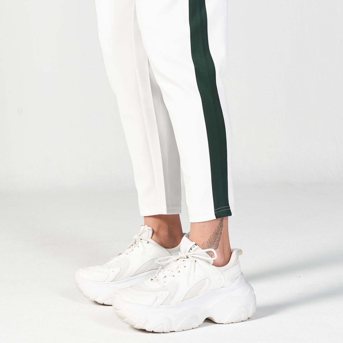 squatwolf-workout-clothes-core-tapered-pants-white-gym-pants-for-women