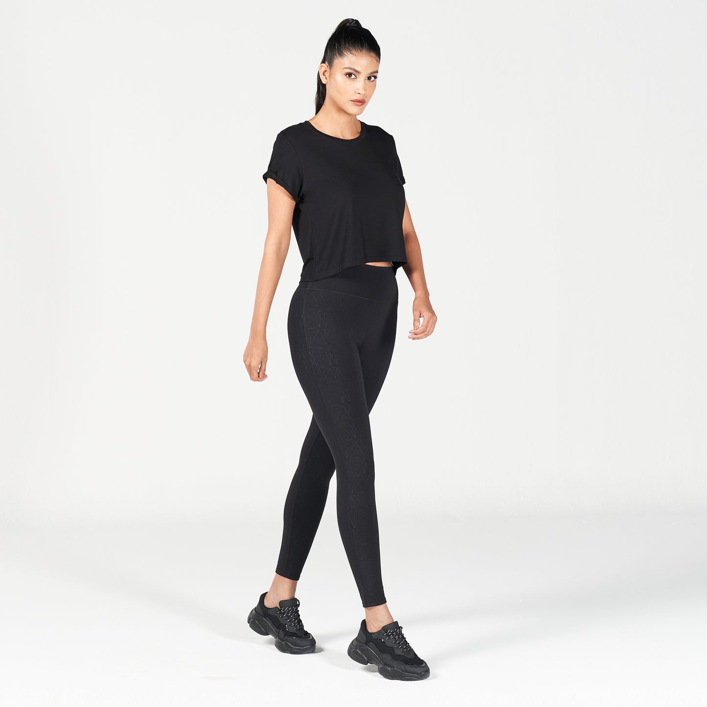 squatwolf-workout-clothes-breeze-camo-tee-black-gym-t-shirts-for-women