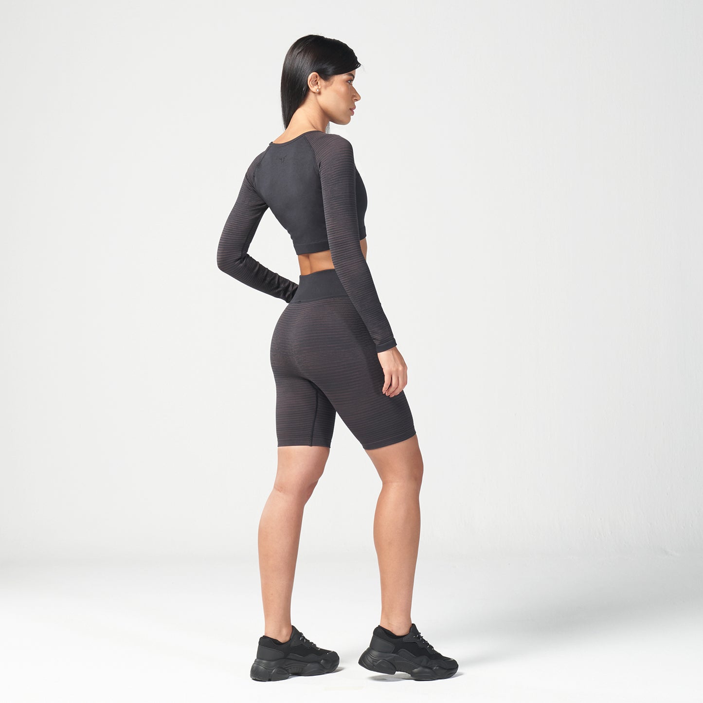 squatwolf-workout-clothes-infinity-stripe-seamless-crop-top-black-gym-t-shirts-for-women