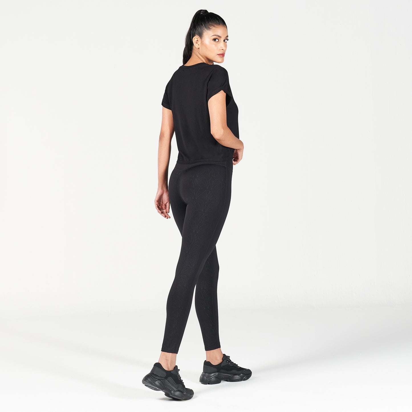squatwolf-workout-clothes-breeze-camo-tee-black-gym-t-shirts-for-women