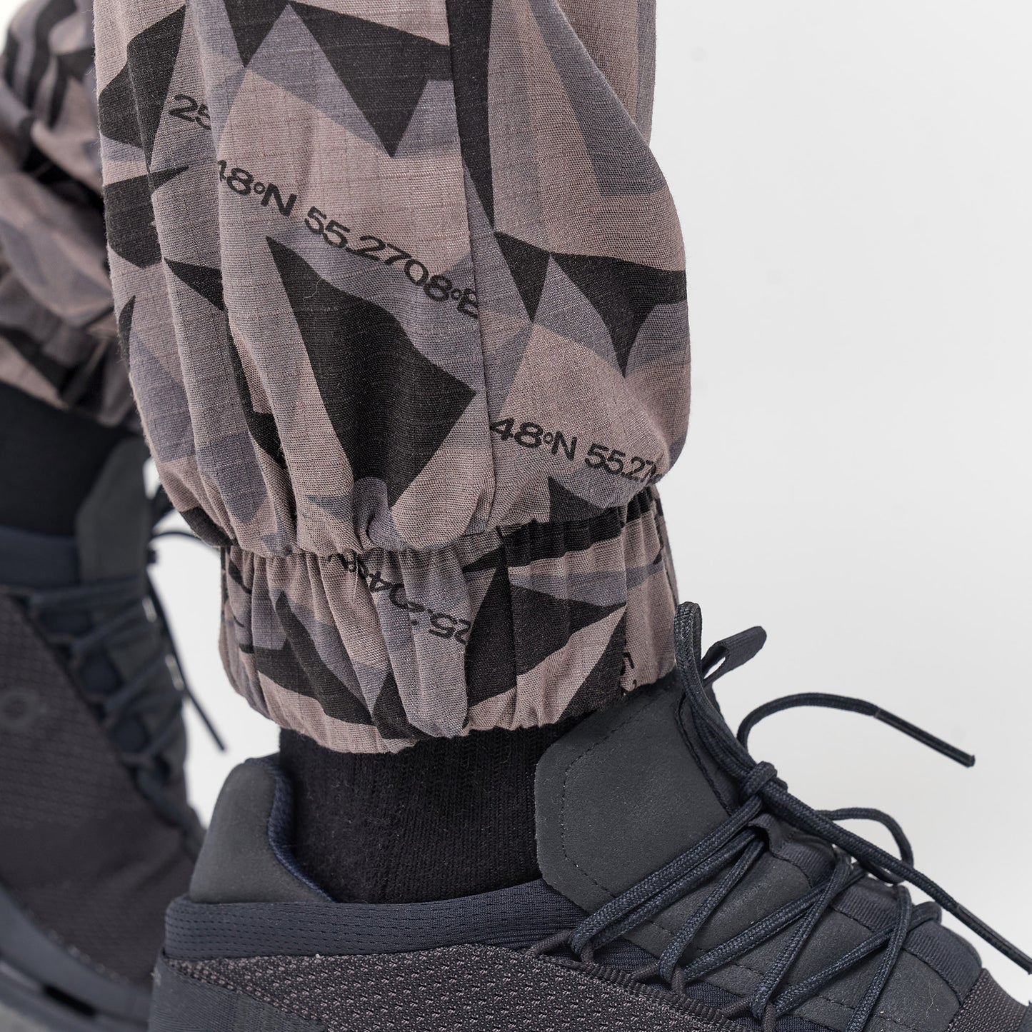 squatwolf-gym-wear-code-camo-cargo-pants-black-workout-pants-for-men