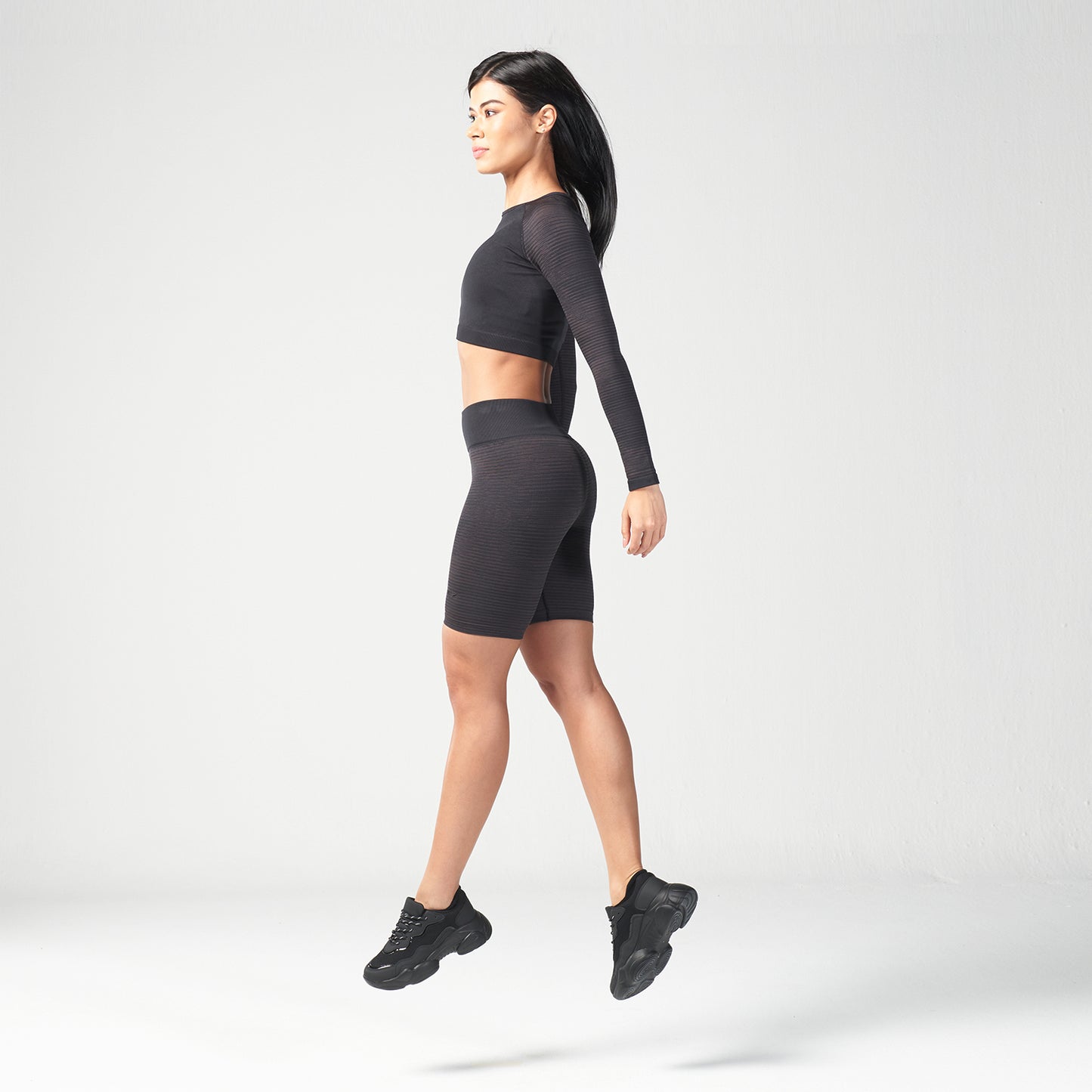 squatwolf-workout-clothes-infinity-stripe-seamless-crop-top-black-gym-t-shirts-for-women